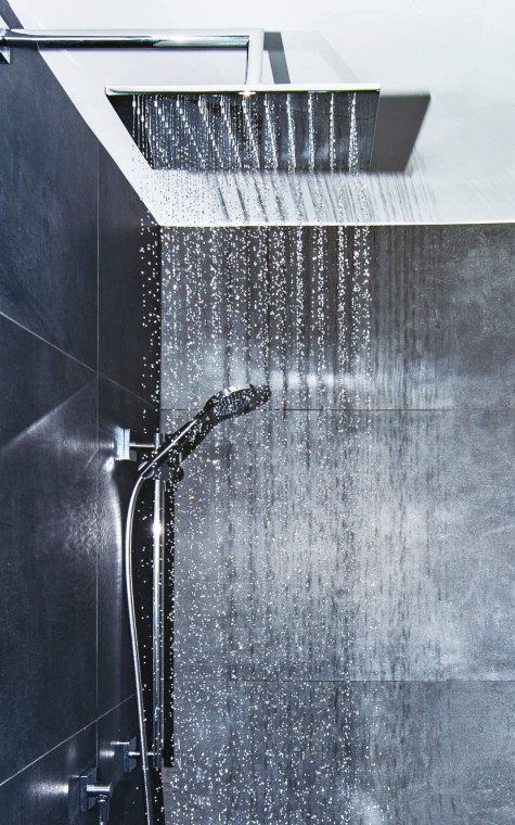 Moderne Dusche mit Regenbrause